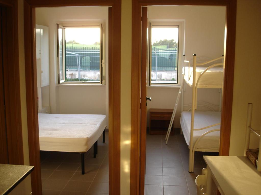 Cette chambre comprend 2 lits superposés et 2 fenêtres. dans l'établissement Residence Sun Bay, à Vieste 32 autres photos