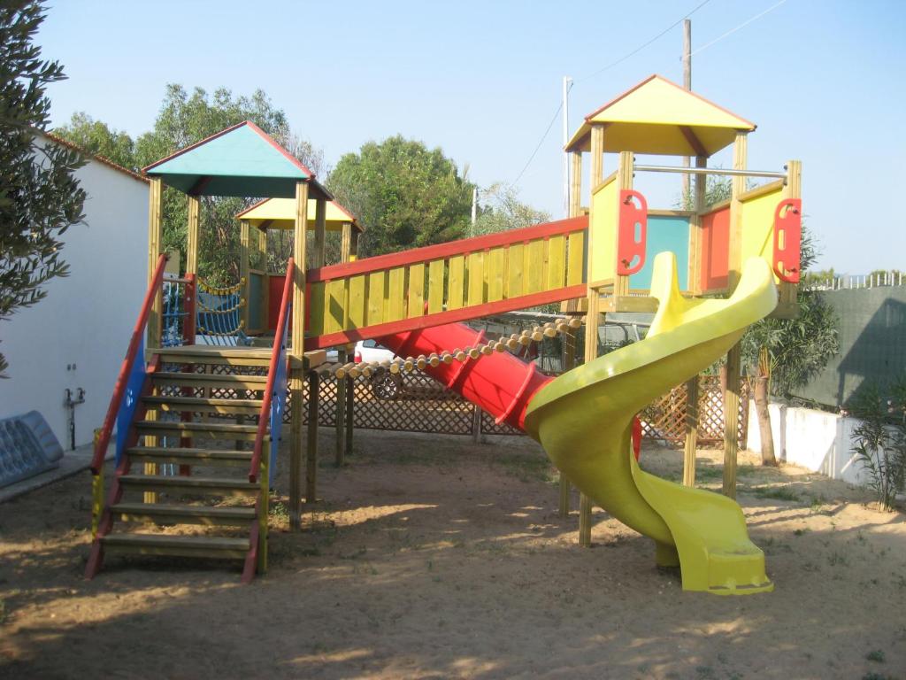 une aire de jeux avec un toboggan et une structure de jeu dans l'établissement Residence Sun Bay, à Vieste
