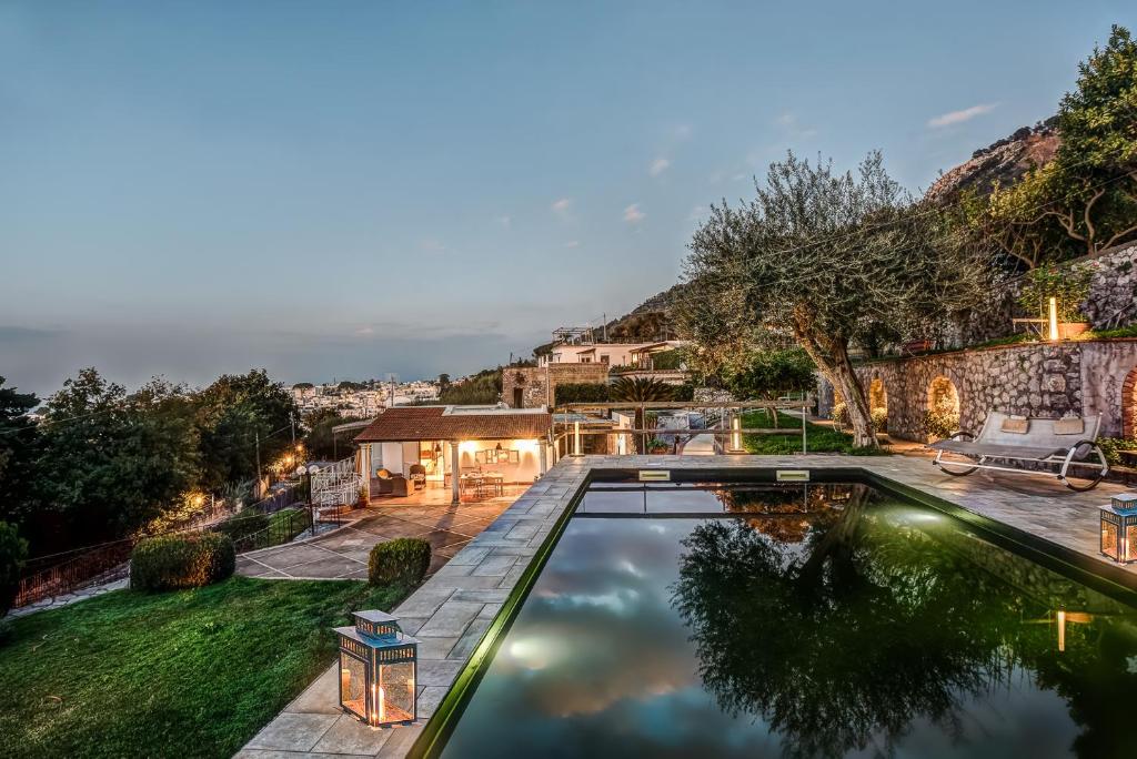 une maison avec une piscine dans une cour dans l'établissement Villa Demetra Capri - Pool and Relaxation, à Anacapri