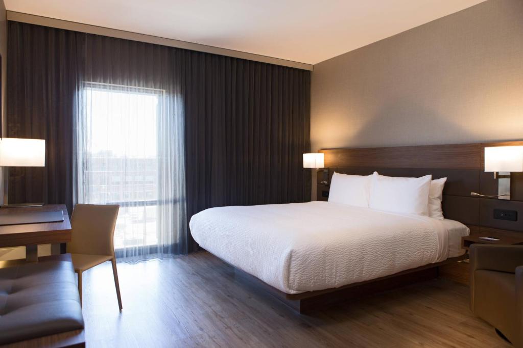 AC Hotel Kansas City Plaza Image