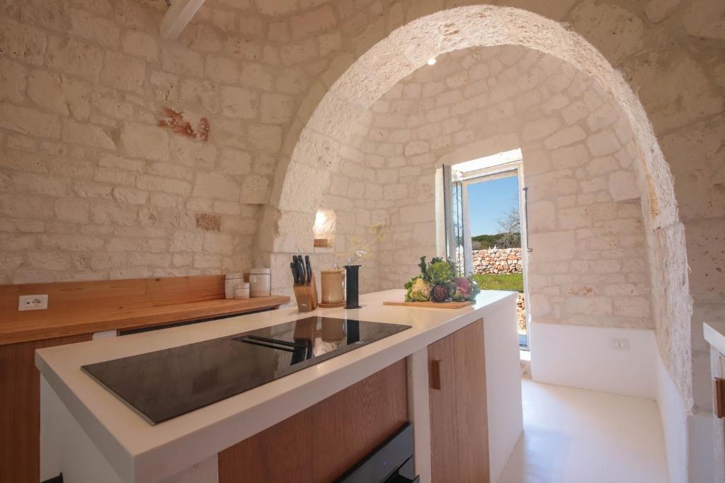 - une cuisine avec un évier et une voûte dans l'établissement TD I Coni di Pinurè Trulli with Scenic Valley View, à Martina Franca