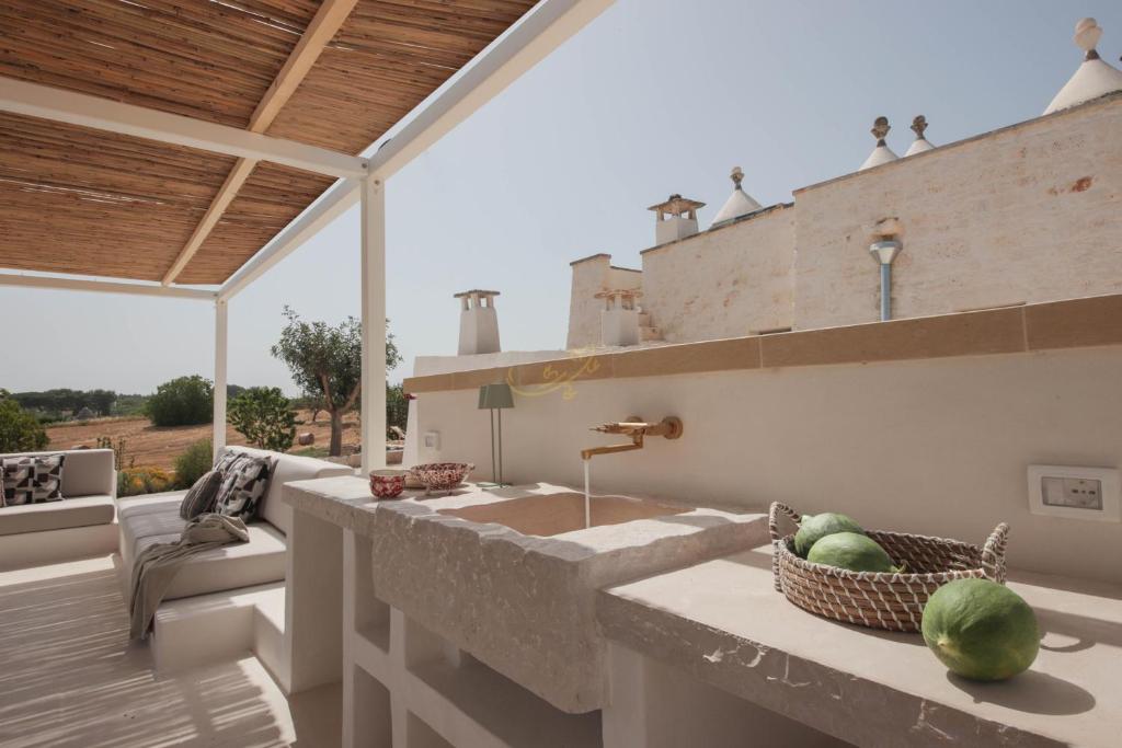 une cuisine extérieure avec un comptoir et un évier dans l'établissement TD I Coni di Pinurè Trulli with Scenic Valley View, à Martina Franca 35 autres photos