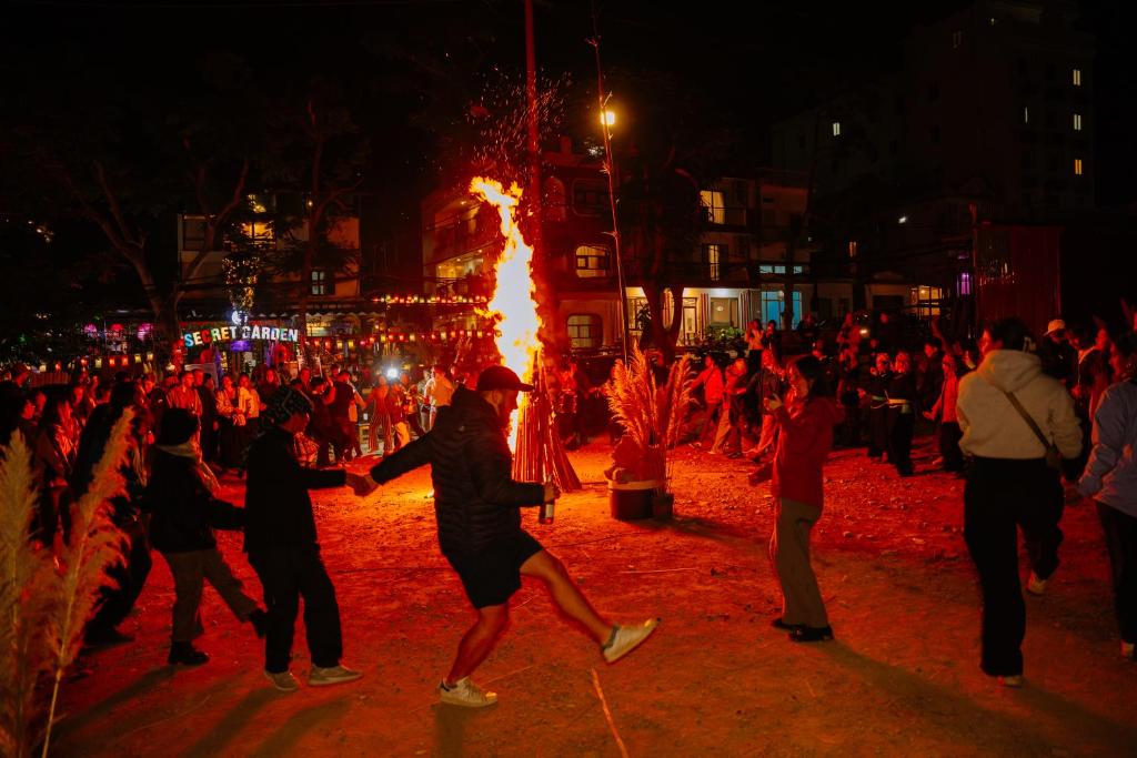 SECRET GARDEN CAT BA