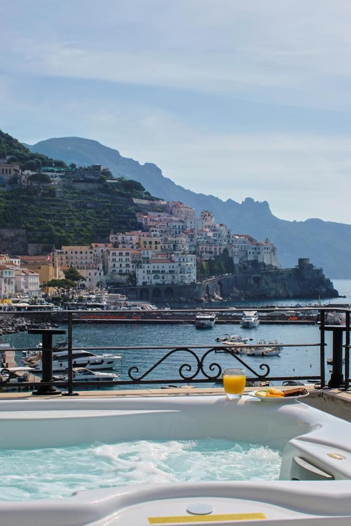 une baignoire avec vue sur l'eau dans l'établissement Hotel Aurora, à Amalfi