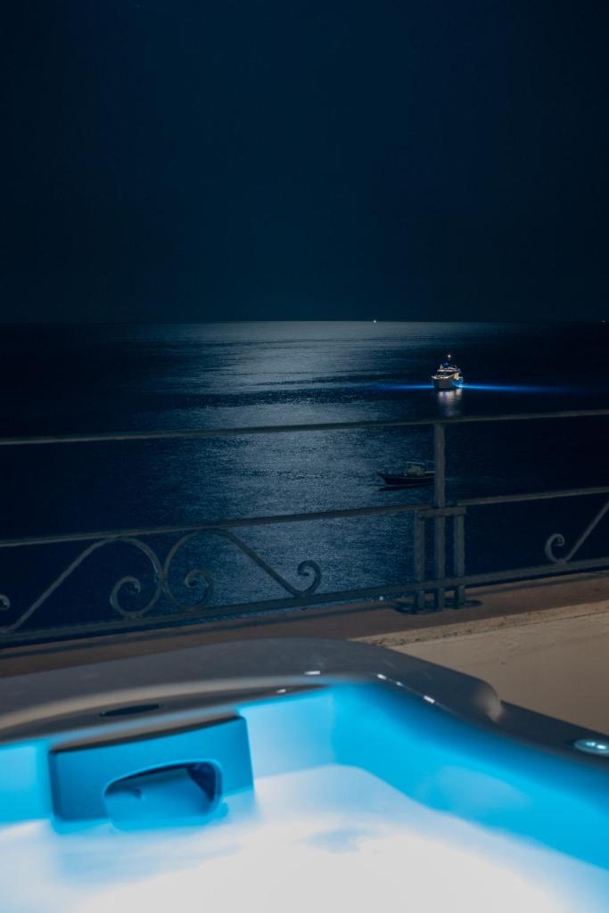 d'une baignoire avec vue sur l'océan. dans l'établissement Hotel Aurora, à Amalfi