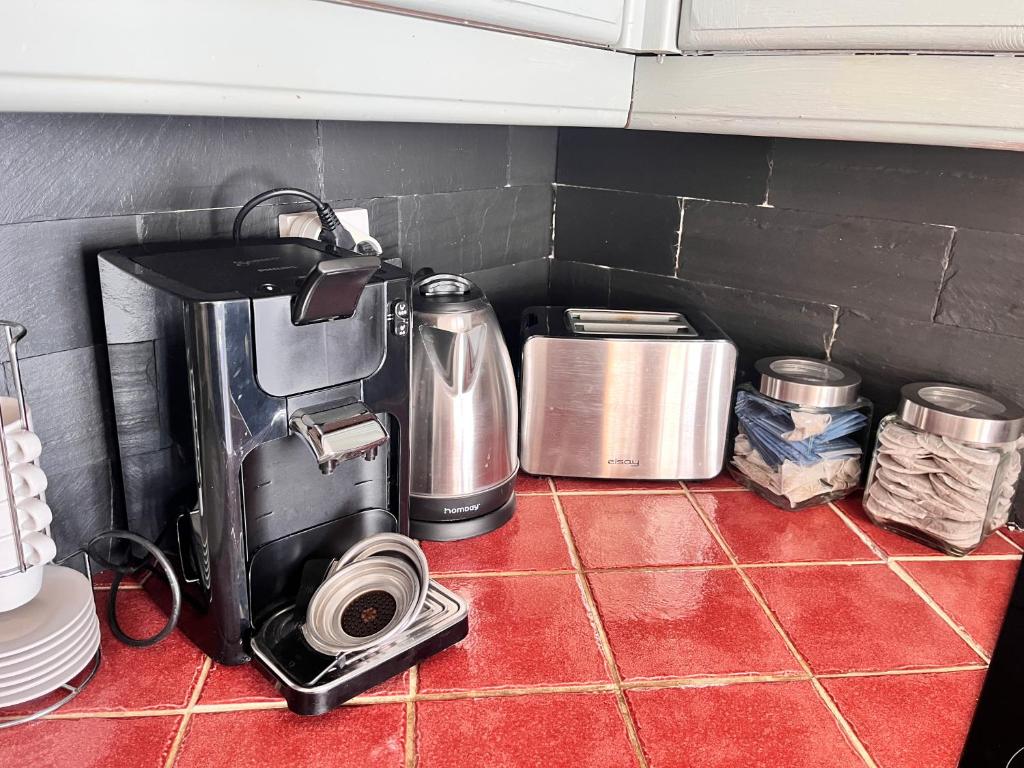 - un comptoir de cuisine avec une cafetière sur le comptoir dans l'établissement Terrasse, vue imprenable et accès direct pleine nature, votre refuge idéal, à Orcières