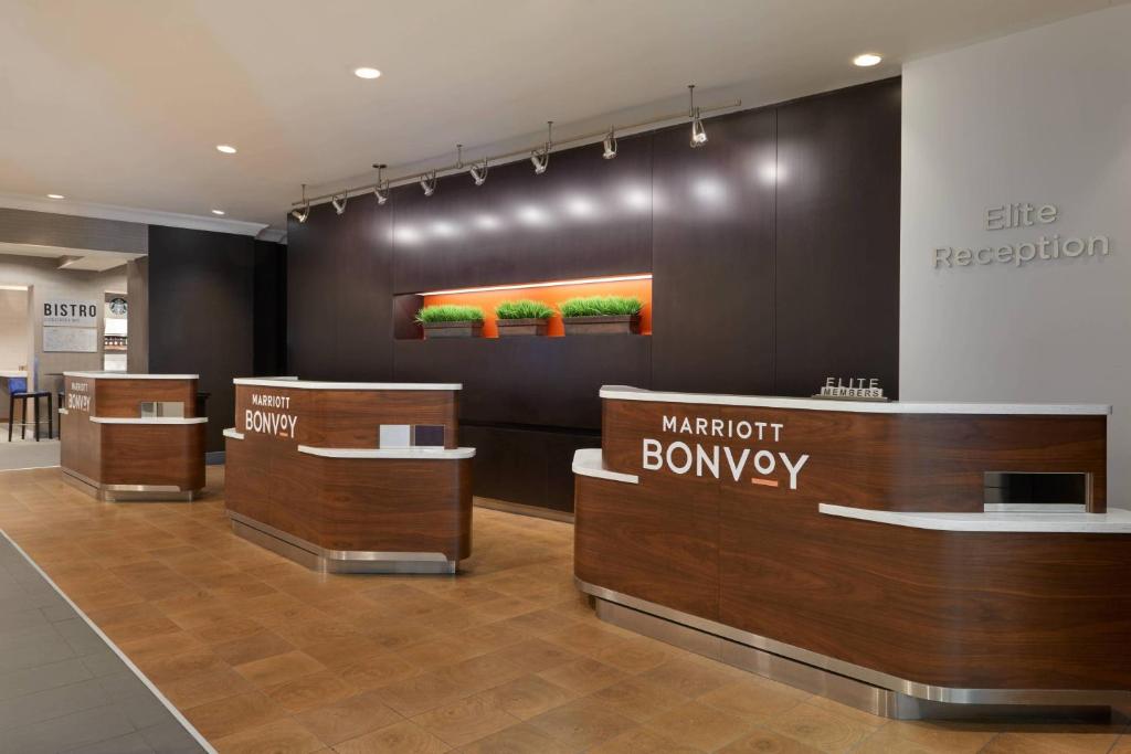Courtyard by Marriott Toronto Downtown Image