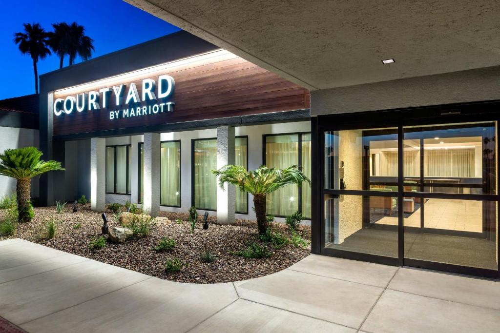 Courtyard by Marriott Phoenix North Image