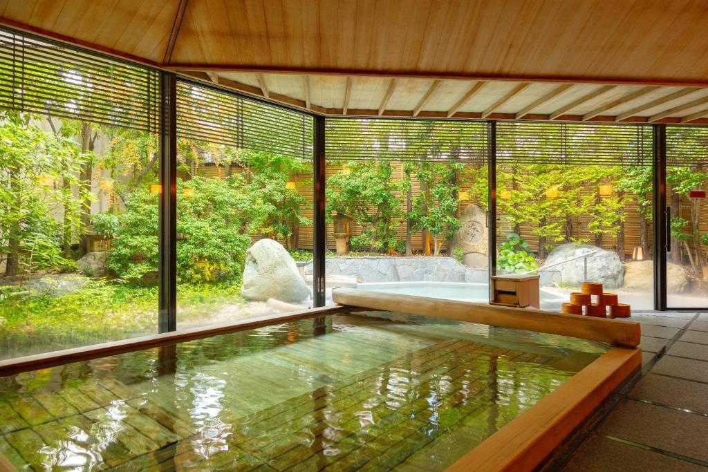 - une piscine dans une maison avec vue sur le jardin dans l'établissement Kanaya Hotel Kinugawa, à Nikkō