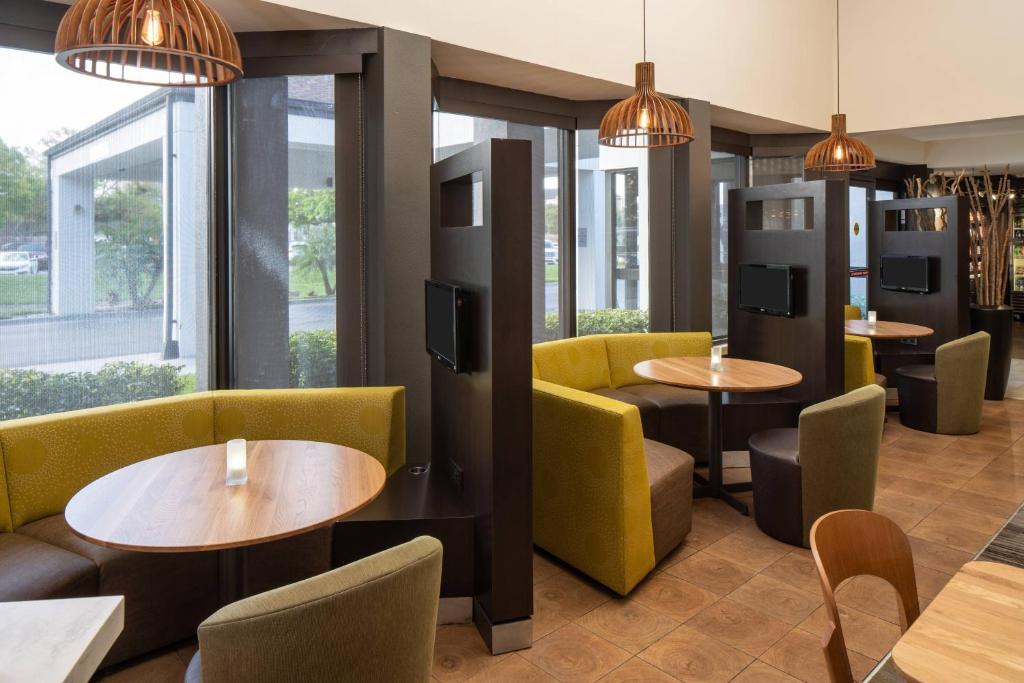 Courtyard by Marriott Orlando Airport Image