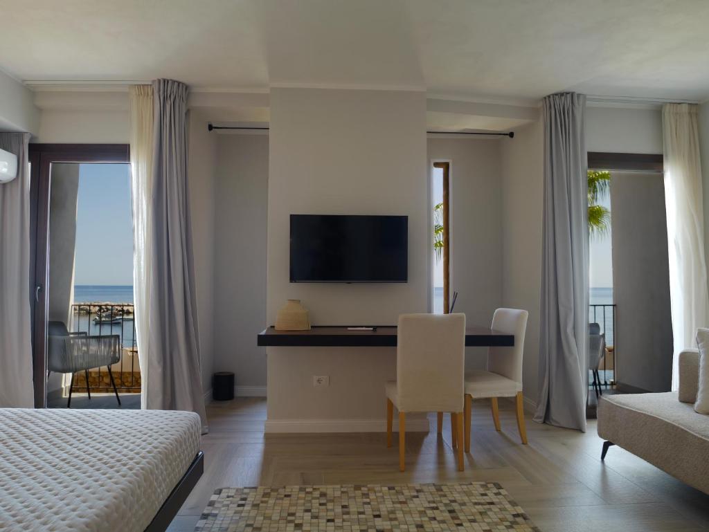 une chambre avec un lit, une table et des chaises dans l'établissement Hotel Tonnara Trabia, à Trabia