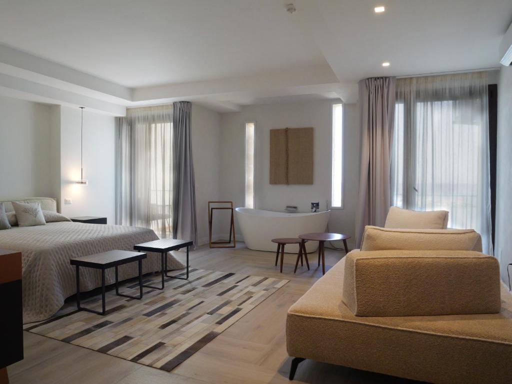 une chambre d'hôtel avec un lit et une baignoire dans l'établissement Hotel Tonnara Trabia, à Trabia