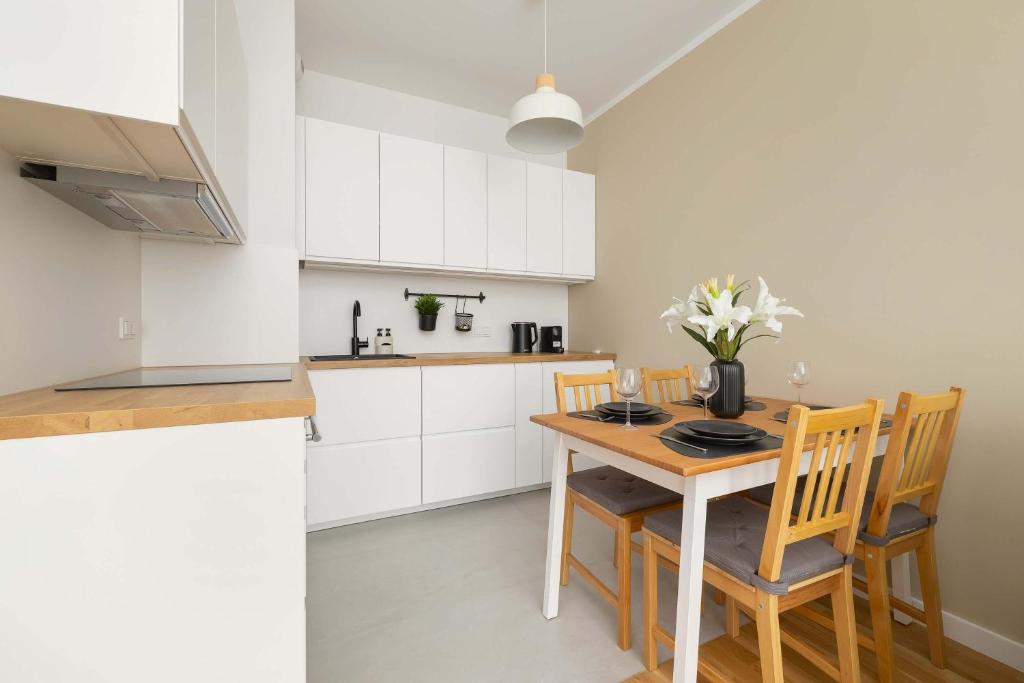 Apartamenty Urban Sunset w Katowicach, blisko Spodka i parku z Parkingiem, Klimatyzacją i Balkonem by Noclegi Renters 4
