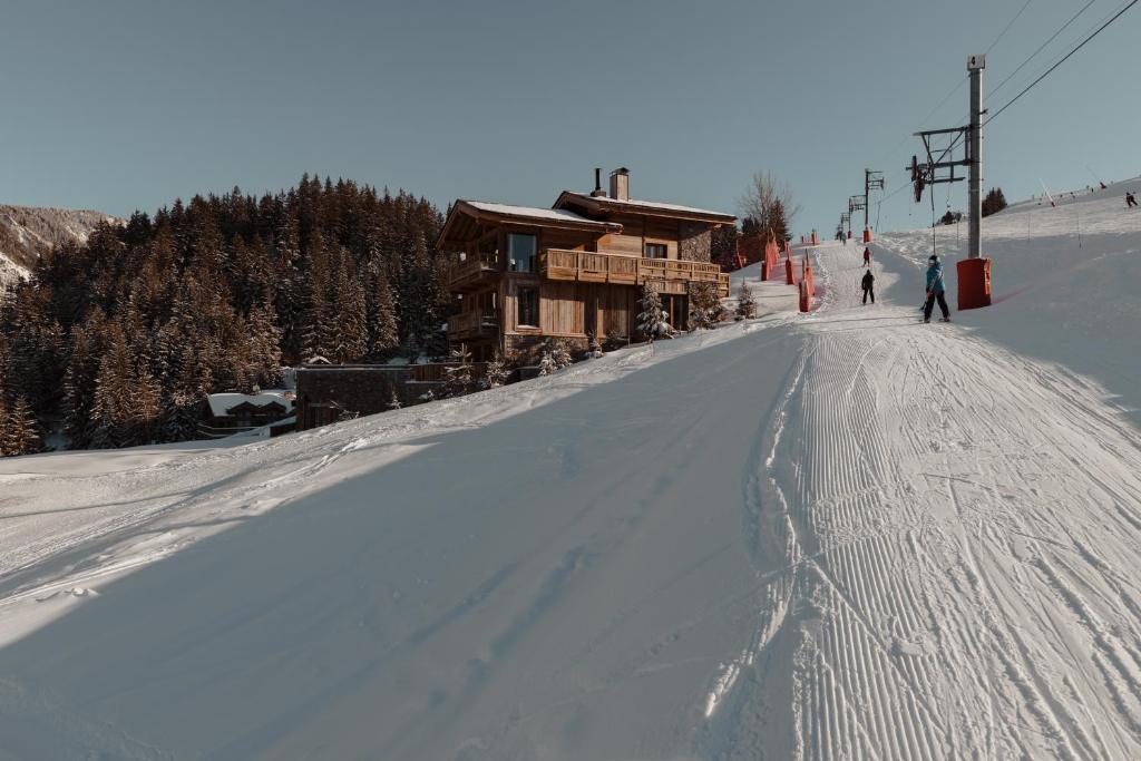 2 personnes ski sur une piste de ski enneigée dans l'établissement Ultima Hotel Courchevel, à Courchevel 37 autres photos