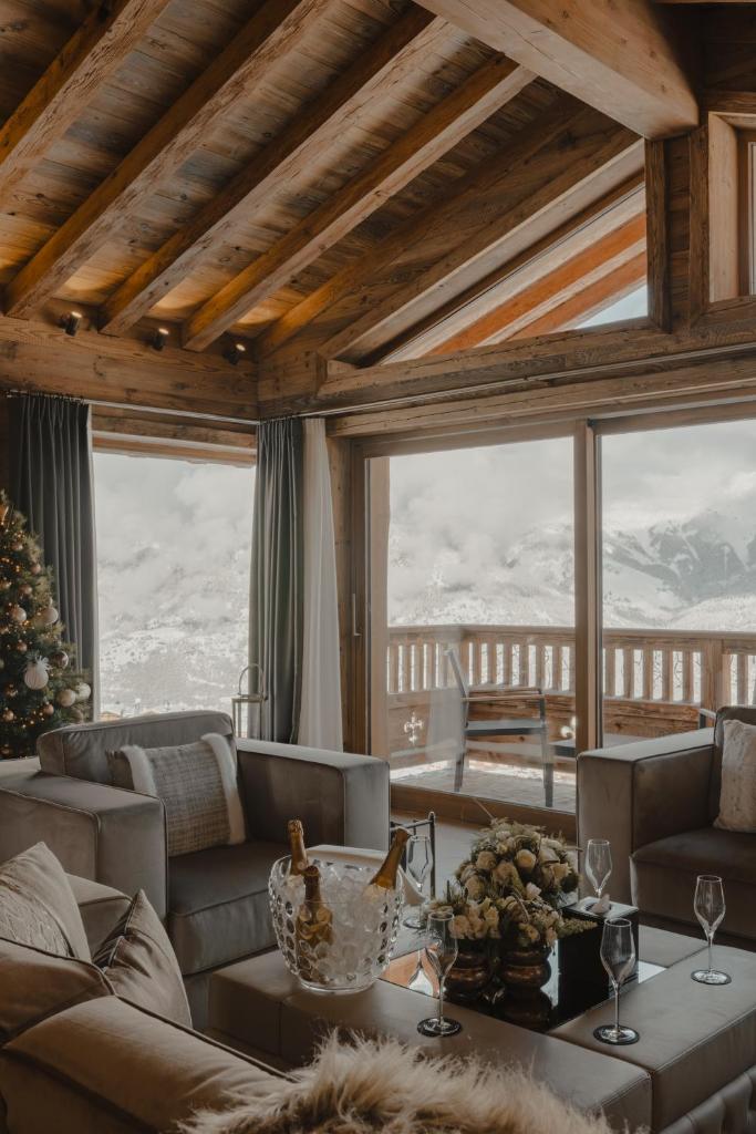 - un salon avec des canapés et un arbre de Noël dans l'établissement Ultima Hotel Courchevel, à Courchevel
