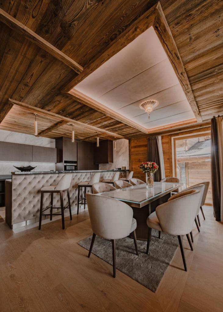une salle à manger avec une table et des chaises dans l'établissement Ultima Hotel Courchevel, à Courchevel
