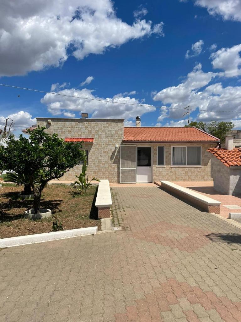 une maison avec une allée en briques devant elle dans l'établissement Maracaibo Village, à Tarente 24 autres photos