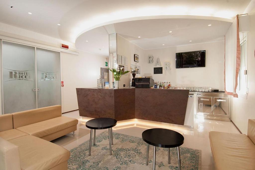 - un salon avec un canapé et un comptoir dans l'établissement Hotel Ricci, à Rimini