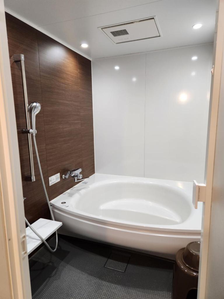 Cette chambre comprend une salle de bains pourvue d'une grande baignoire. dans l'établissement ホテルQ adult only, à Kashiwazaki