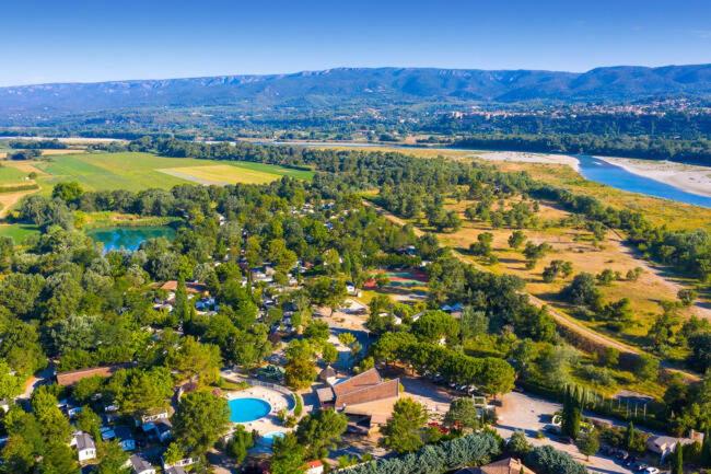 - une vue aérienne sur un complexe avec une rivière dans l'établissement Iscles 231- MH Au calme près du lac, à La Roque-dʼAnthéron