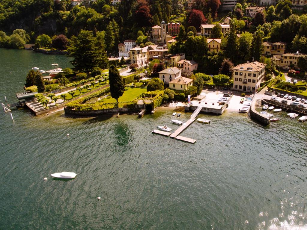 Vue aérienne d'une petite ville sur l'eau dans l'établissement Domus Plinii 1792 Suites, à Faggeto Lario