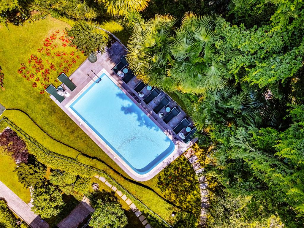 - une vue sur la piscine dans la cour dans l'établissement Domus Plinii 1792 Suites, à Faggeto Lario  61 autres photos