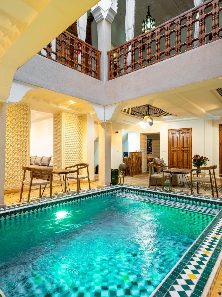 une piscine dans une maison avec une grande maison dans l'établissement Riad La Croix Berbere Deluxe, à Marrakech