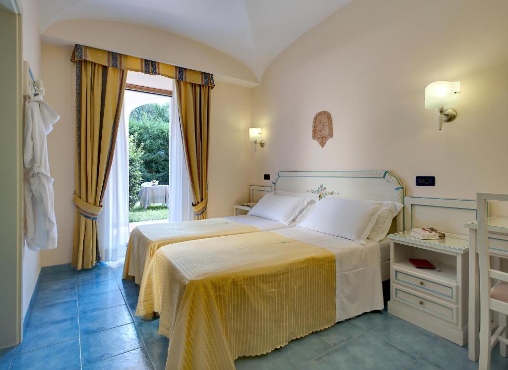 une chambre avec un grand lit et une fenêtre dans l'établissement Hotel San Giovanni Terme, à Ischia