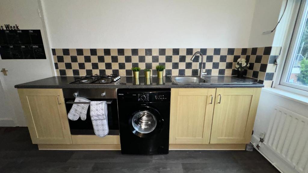 Sleeps 8 3 BED Parking NEC JLR NIA Airport 3