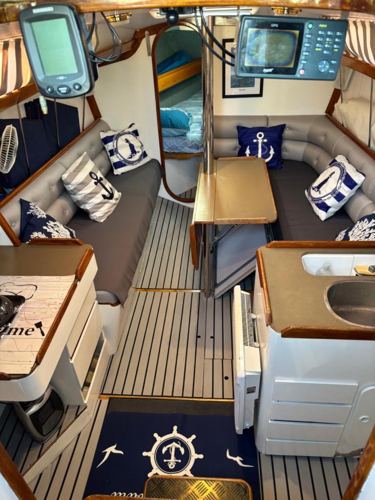 - une vue depuis l'arrière du bateau avec l'intérieur de la cabine dans l'établissement Nuitée à bord de Danilou un voilier de 9.50m, à Sète