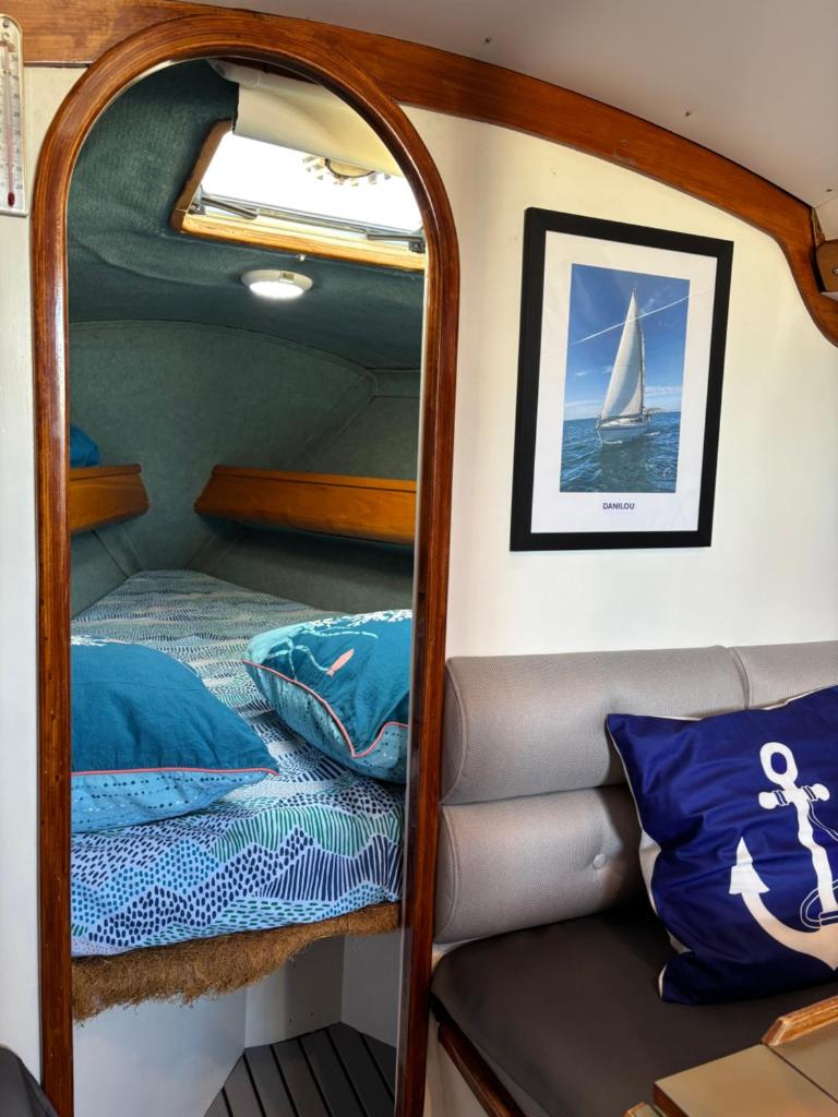 - une chambre avec 2 lits superposés dans un bateau dans l'établissement Nuitée à bord de Danilou un voilier de 9.50m, à Sète 14 autres photos