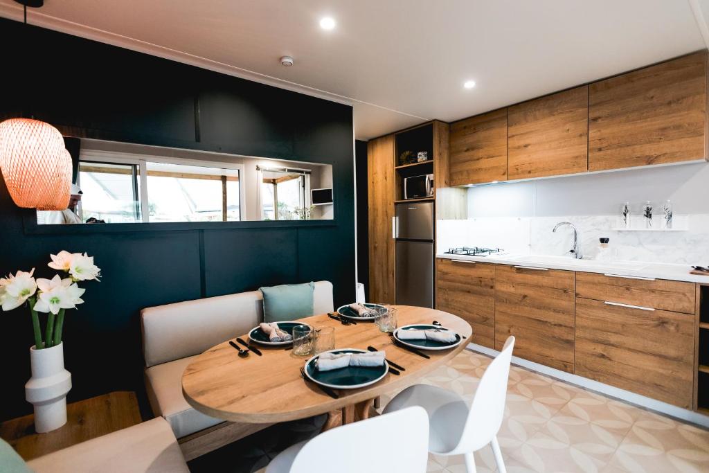 une cuisine et une salle à manger avec une table et des chaises dans l'établissement BJ Riviera, à Grimaud