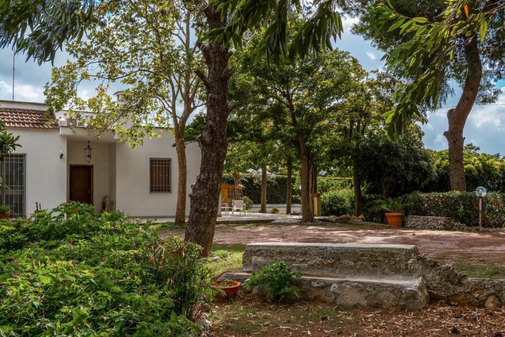 un jardin avec des arbres et un bâtiment dans l'établissement Villa Margherita, à Lecce 37 autres photos