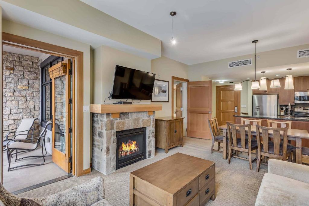 Capitol Peak Lodge 3205 & 3207 by Snowmass Mountain Lodging