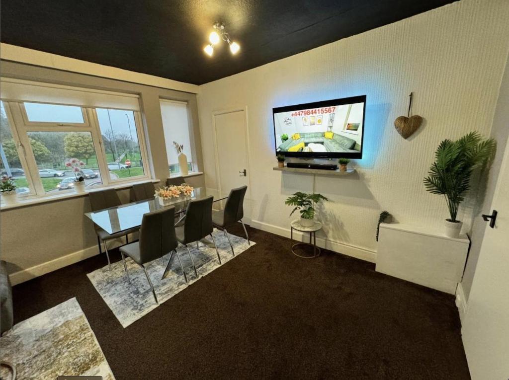Sleeps 8 3 BED Parking NEC JLR NIA Airport 5