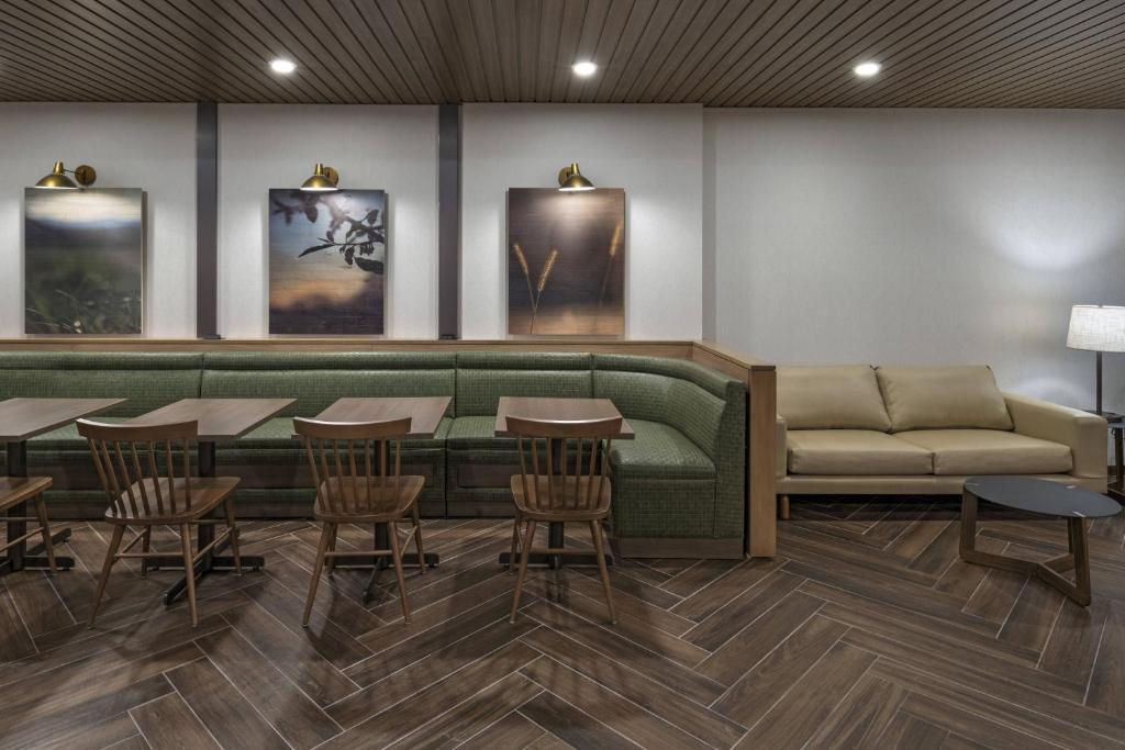 Fairfield Inn and Suites by Marriott St Louis Downtown Image