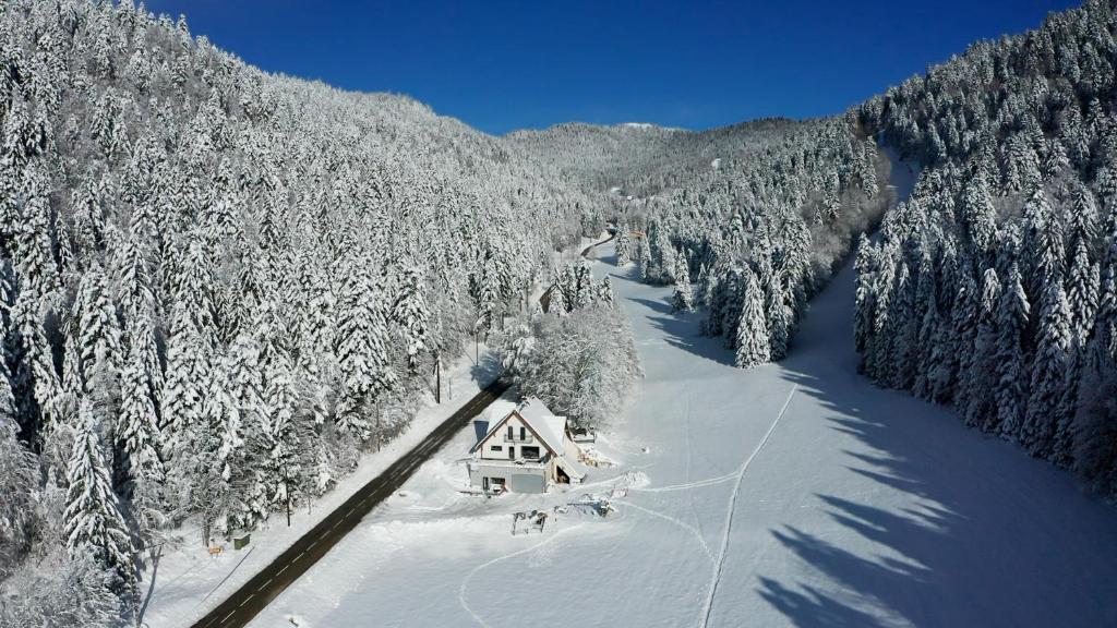 une cabine au milieu d'une forêt enneigée dans l'établissement Studio La Résilience, au pied des pistes à Autrans, à Autrans