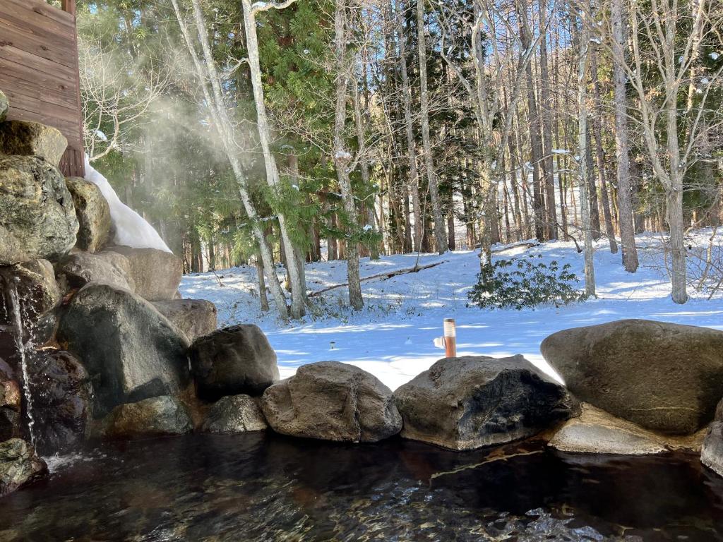 un ruisseau d'eau avec des rochers dans la neige dans l'établissement Oribana, à Omachi 62 autres photos