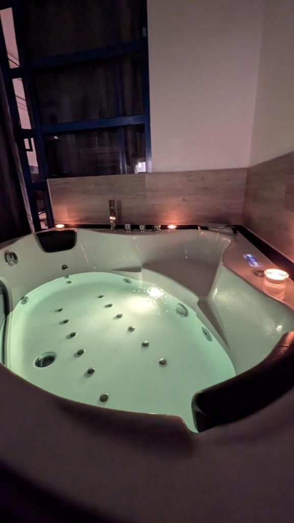 Cosy Bungalow with Terrace & Jacuzzi 3