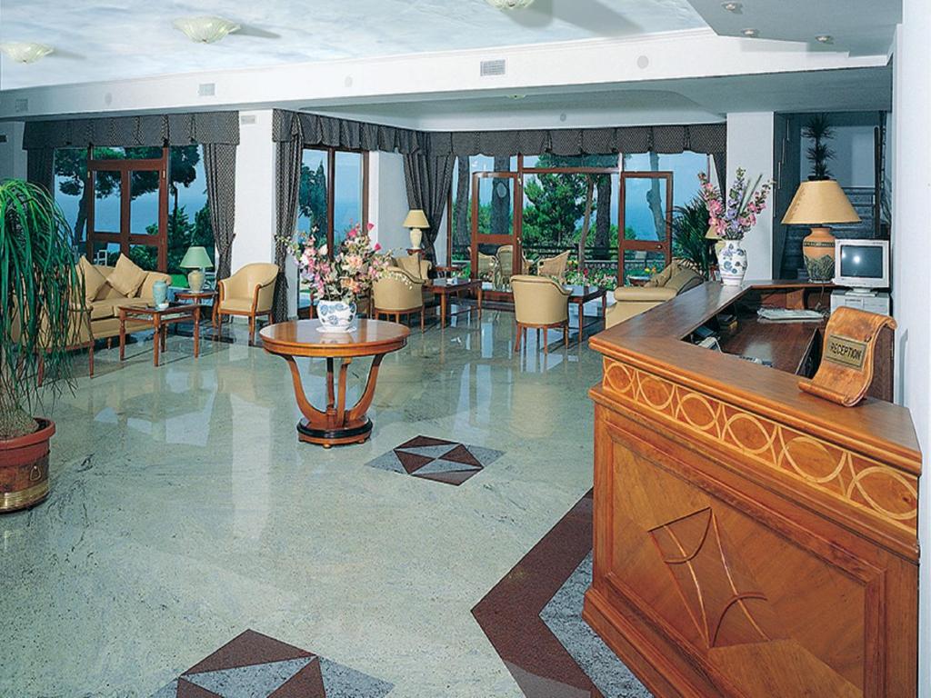 un grand salon avec une table et des chaises dans l'établissement Hotel La Castellana, à Belvedere Marittimo 76 autres photos