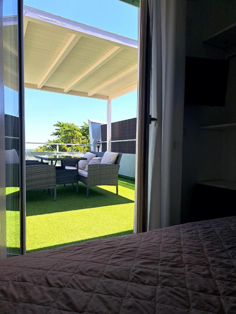 - une chambre avec un lit et une vue sur une terrasse dans l'établissement Hotel Butterfly Wellness & Spa, à Rimini