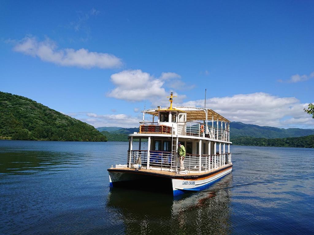 un bateau sur l'eau sur un lac dans l'établissement 湖上館パムコ, à Wakasa
