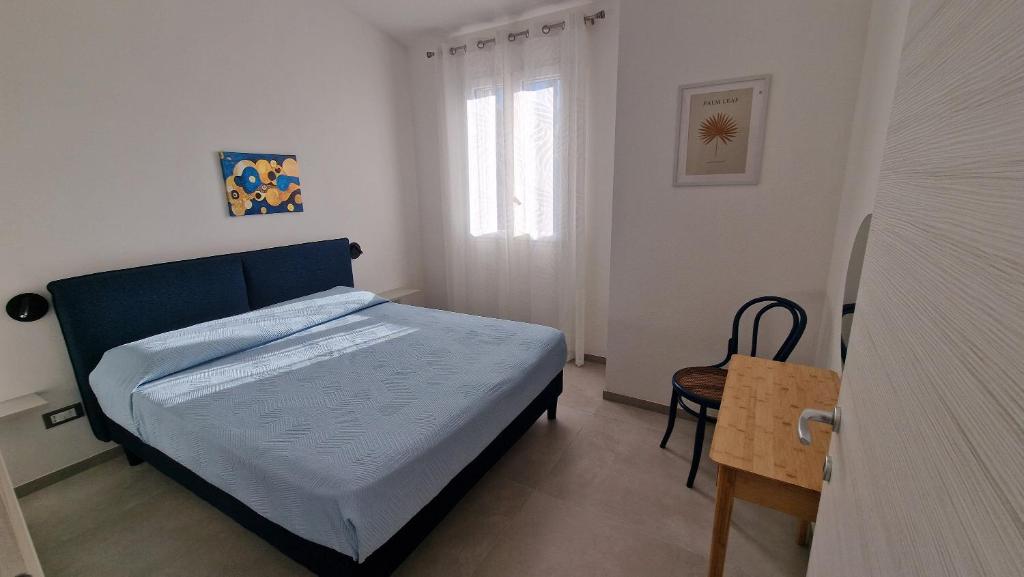 une chambre avec un lit, une table et une chaise dans l'établissement Villa Taliala, à Alcamo Marina