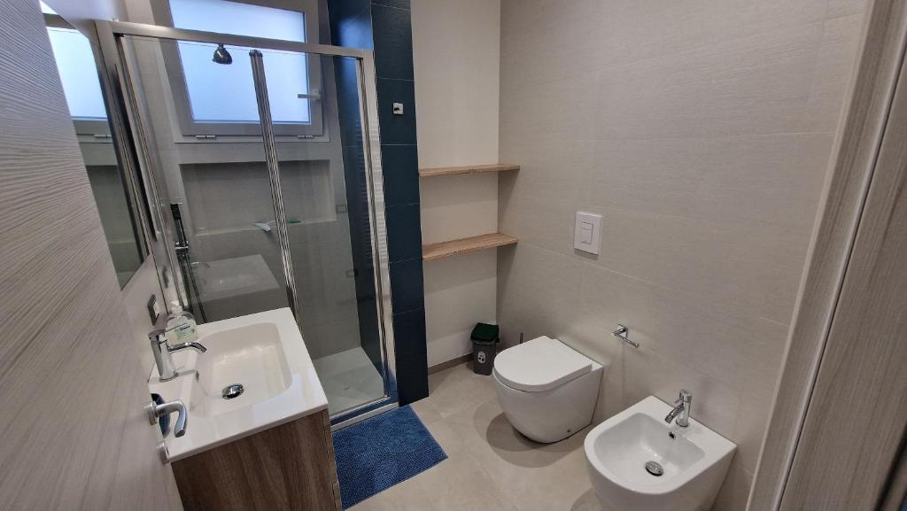 une salle de bain avec un lavabo, des toilettes et une douche dans l'établissement Villa Taliala, à Alcamo Marina 29 autres photos