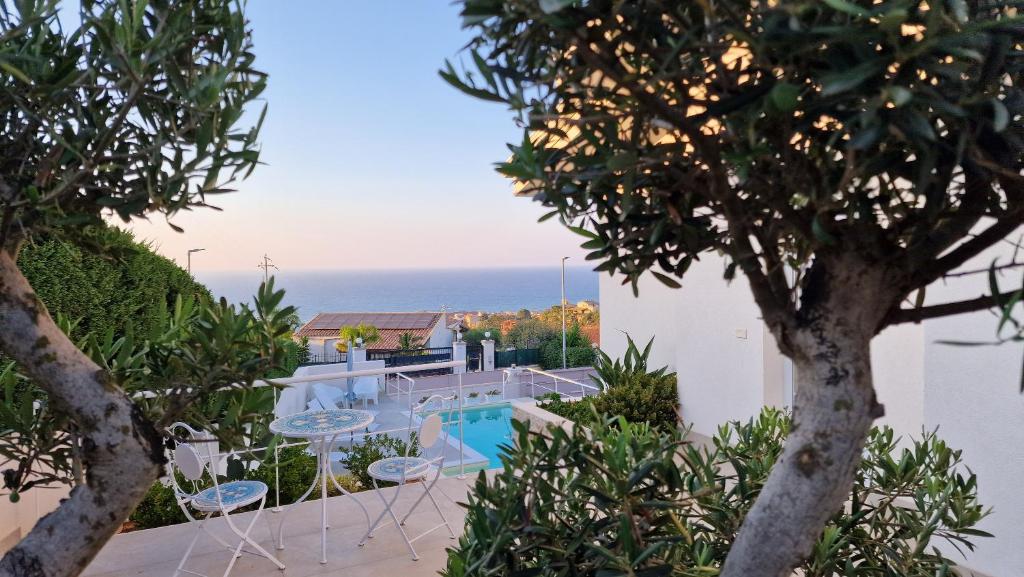 une vue de la piscine depuis la villa dans l'établissement Villa Taliala, à Alcamo Marina