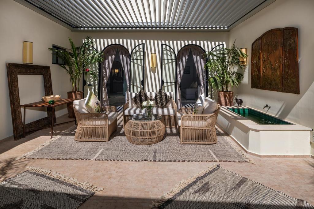 - un salon avec un canapé, des chaises et une baignoire dans l'établissement Dar Mo'Da, à Marrakech 37 autres photos