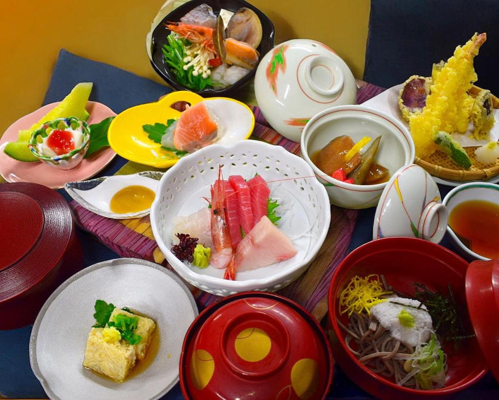 une table avec des assiettes et des bols de nourriture dans l'établissement soraichi, à Sendai