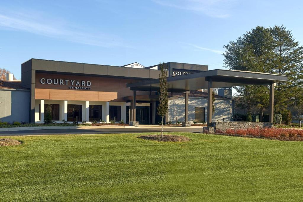 Courtyard Charlotte SouthPark Image