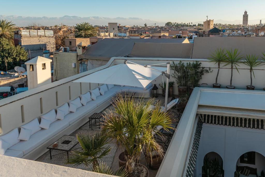 - une vue depuis le balcon d'un bâtiment orné de plantes dans l'établissement Dar Mo'Da, à Marrakech