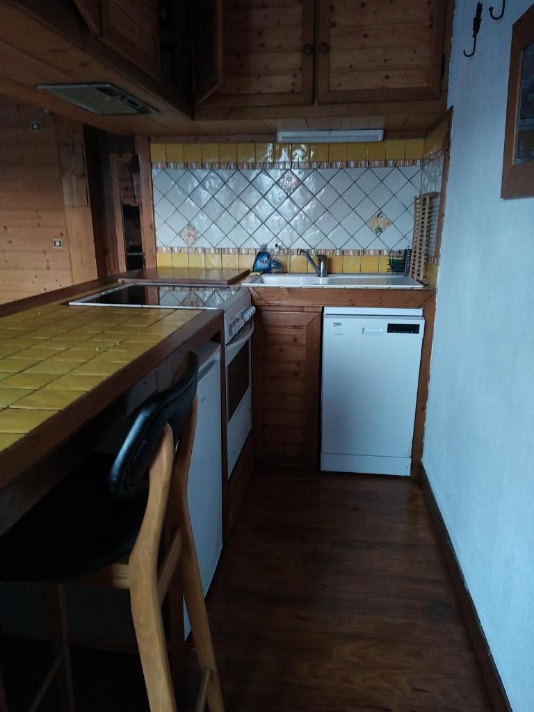 une petite cuisine avec un comptoir et un évier dans l'établissement Le Narcisse, Crest-Voland, à Crest-Voland 11 autres photos